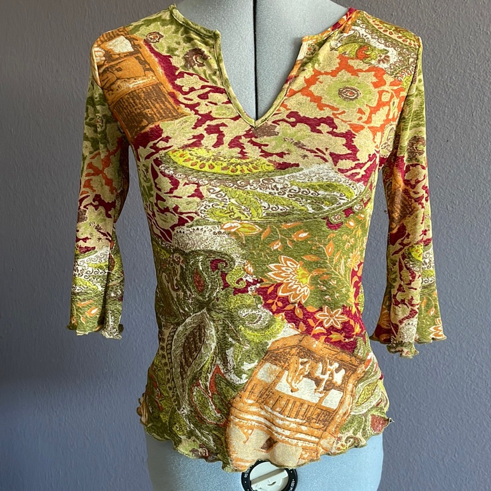 Camaïeu, France. Very cute 3/4 sleeves top; fluted sleeves and bottom hem;